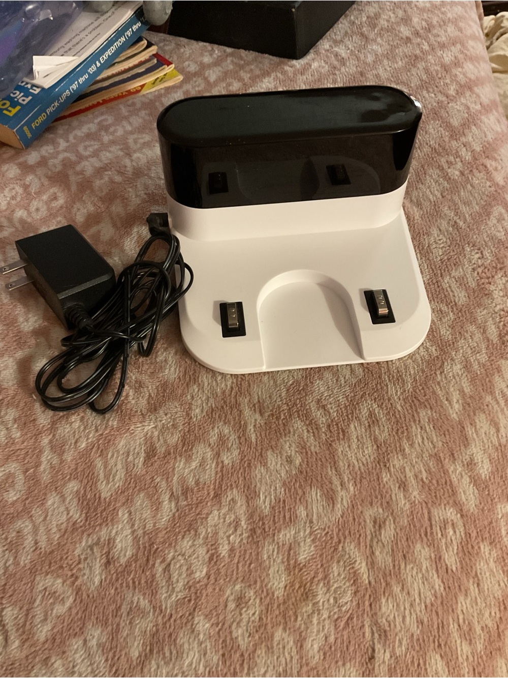 Honiture G20 vacuum charging station with power cord